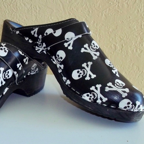 skull clogs women's